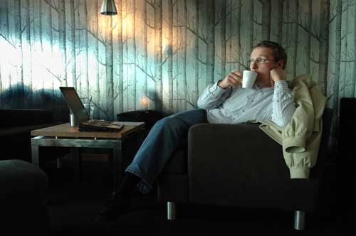 bekvam_surf.jpg En man som softar med en kaffe framför en laptop