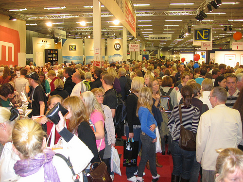 packat med folk på Bokmässan packat med folk på Bokmässan