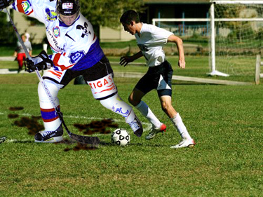 hockeyspelare på fotbollsplan