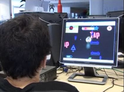Bild från filmklippet på svd.se, pojke som spelar på datorn screendumpsvd_filmklipp.jpg