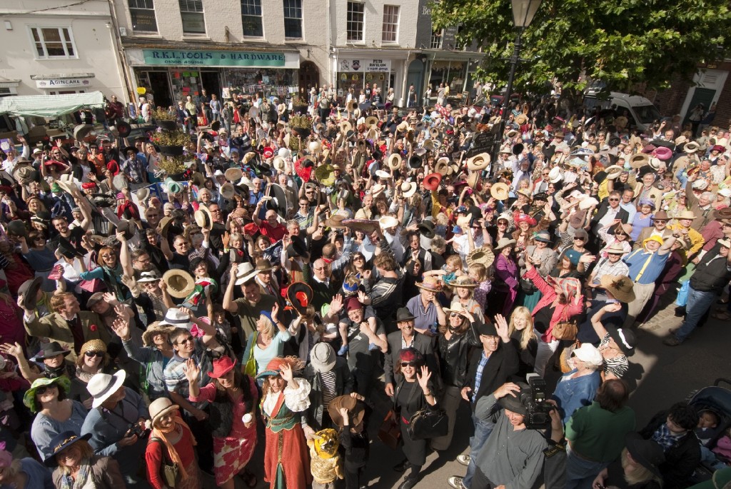 folkmassa från en hattfestival i Bridport